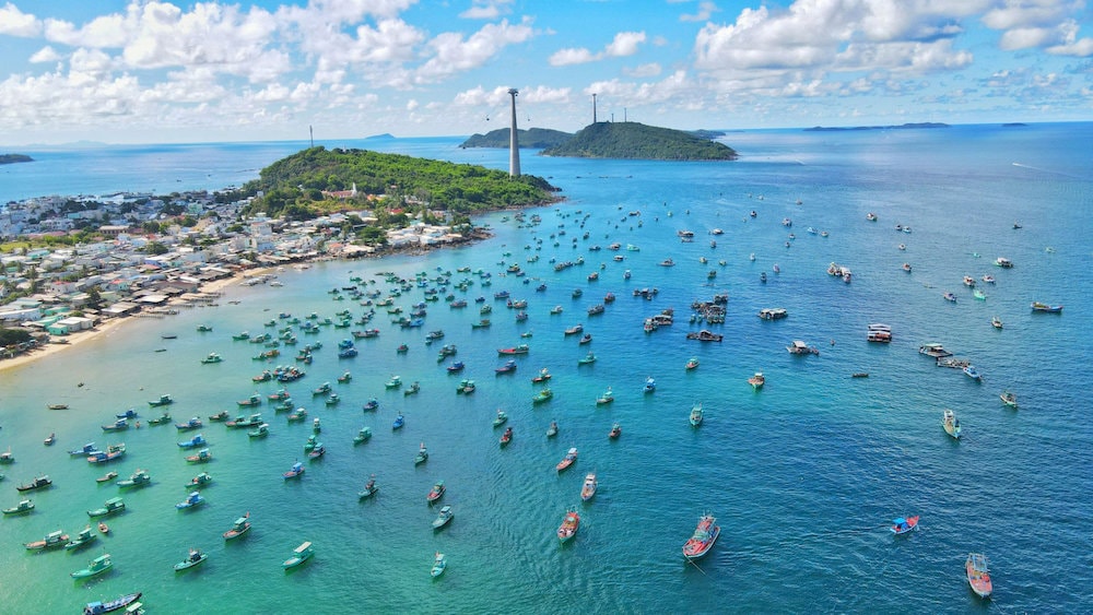 Travelers benefit from great weather but face higher prices and larger crowds during peak months 